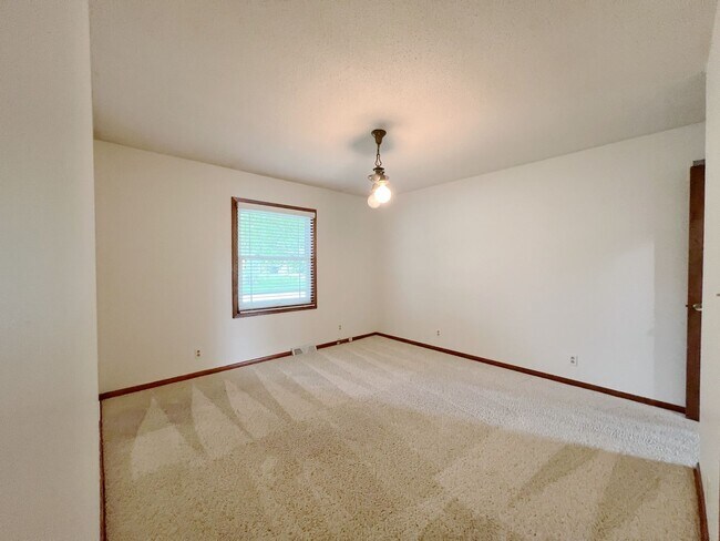 Building Photo - SEE IT NOW: Charming 3-Bedroom Home with S...