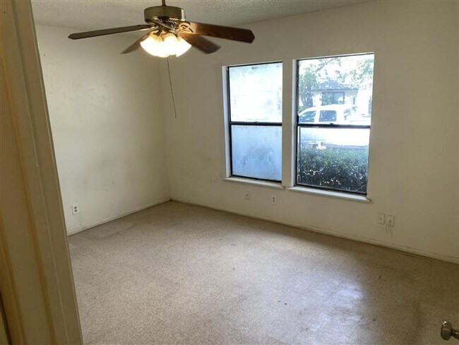 Building Photo - Cute 2/2 duplex with a garage
