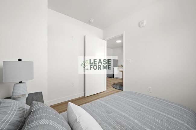 Building Photo - 4348 Woodlawn Ave