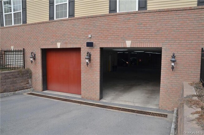 Building Photo - 305 Canter Ct