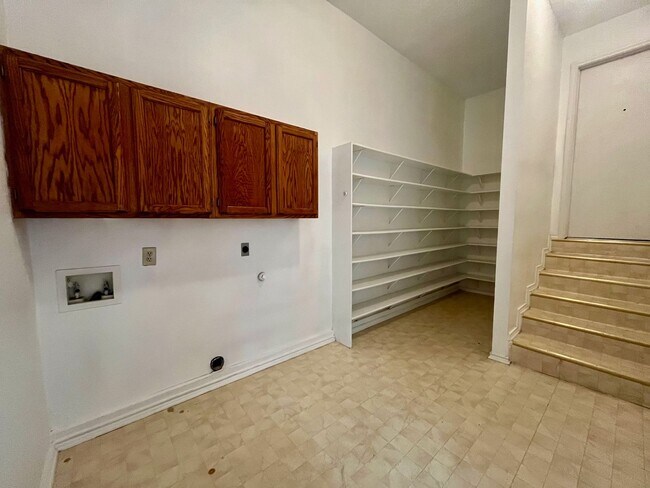 Building Photo - Spacious 3 Bedroom/2.5 Bath home with Large Game Room and Fabulous Deck ~ Move in Ready!