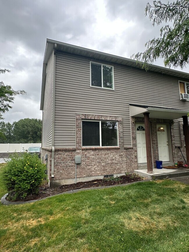 Building Photo - Cute and Cozy 2 Bed, 1.5 Bath Townhome in the Meadows!