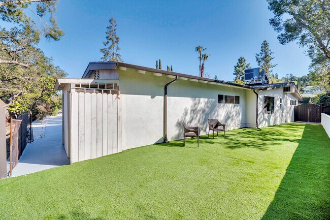 BACK YARD LOUNGE 2 - 16047 Meadowcrest Rd