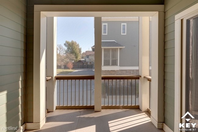 Building Photo - 2 br, 3.5 bath Townhome - 136 N Rutan St