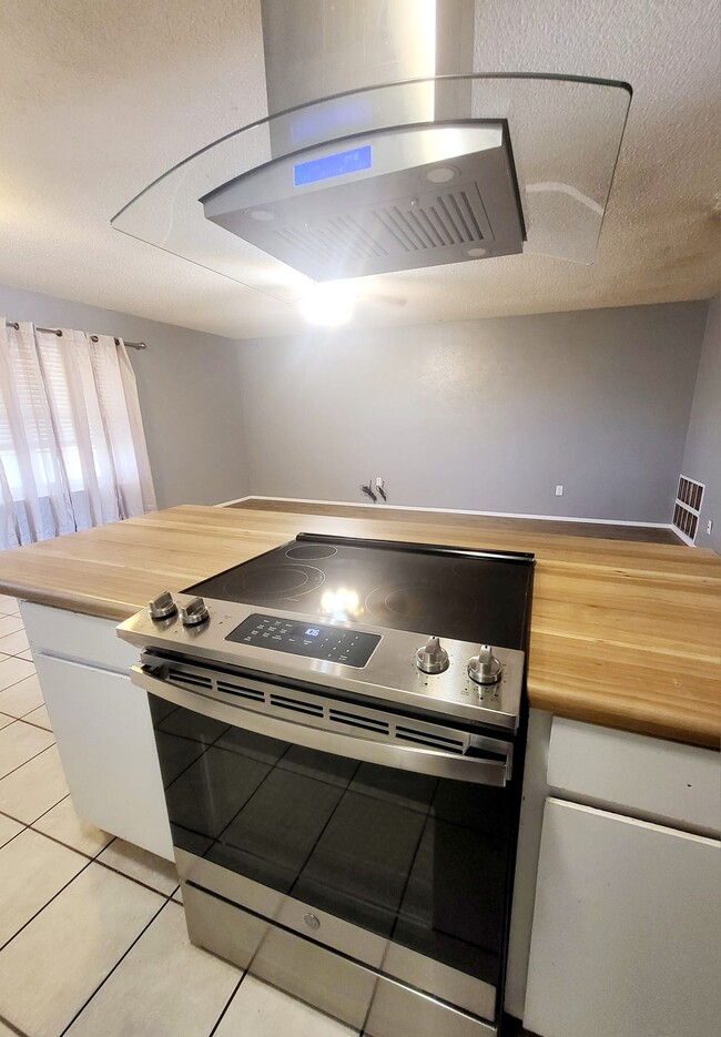 Building Photo - 4017 Eastridge Dr