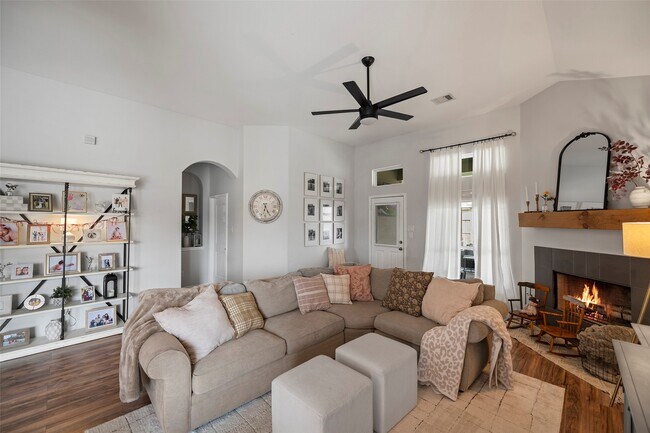 Building Photo - 16015 Jaime Knoll Ln