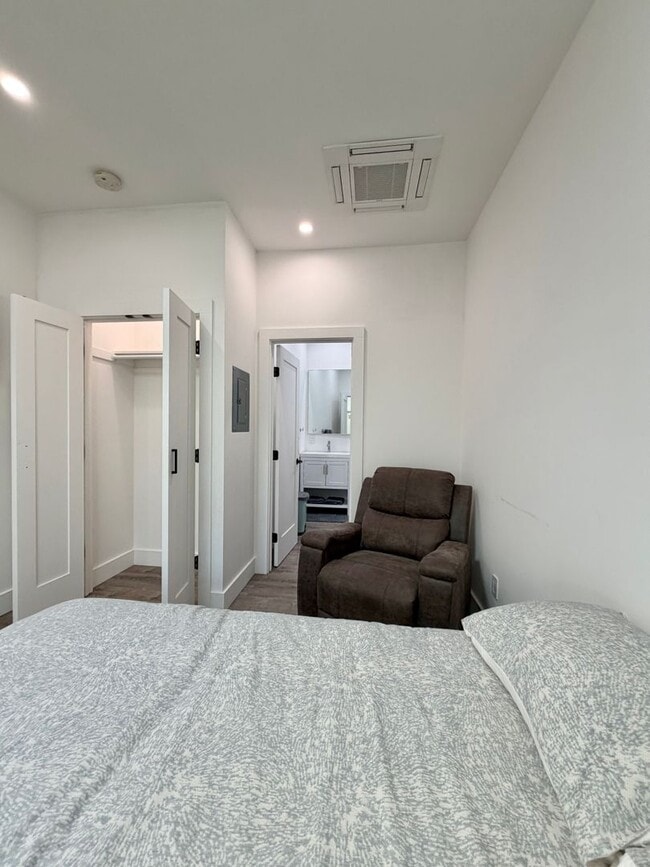 Building Photo - CLA1047