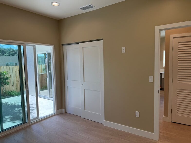 Building Photo - 1072 N Vinedo Ave