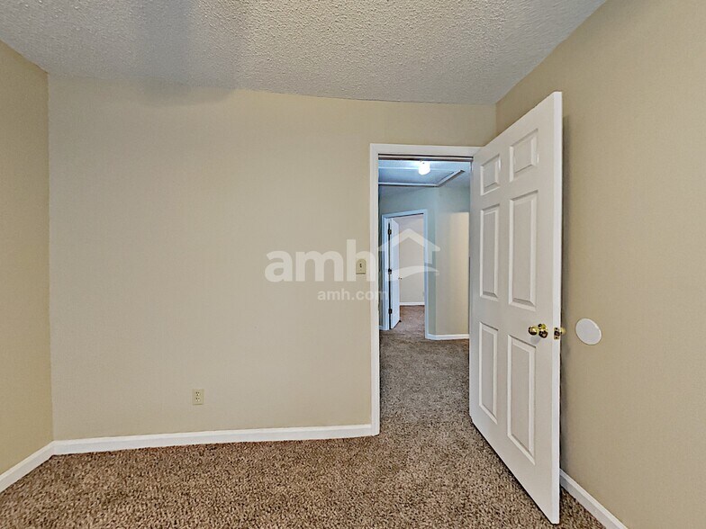 Building Photo - 1300 Summit Point Ln