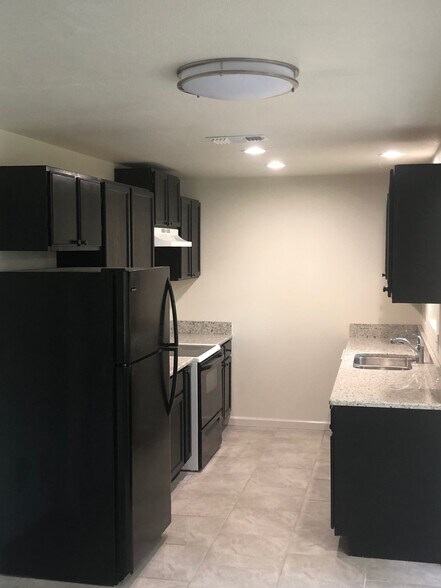 Beautiful kitchen, New Granite, paint, lighting. - 9207 Cliff Way St