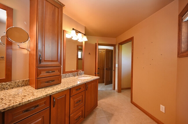 Building Photo - 202 Lac La Belle Dr