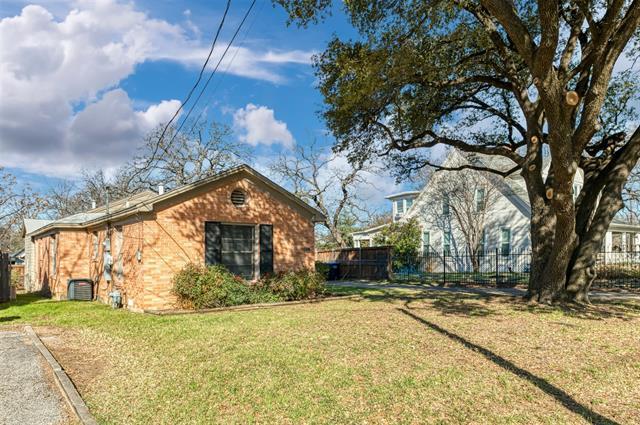 Building Photo - 2308 N Edgewood Terrace