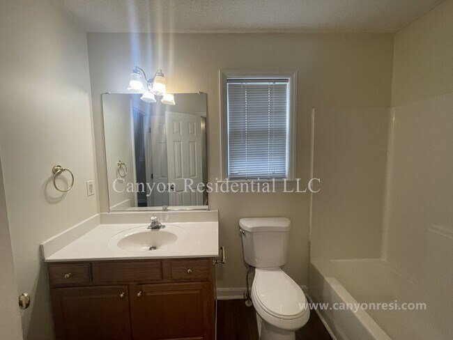 Building Photo - Beautiful 3b Room!Move in ready!