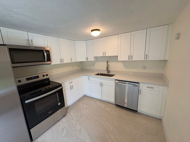 Building Photo - Charming Renovated Home – Available Now!