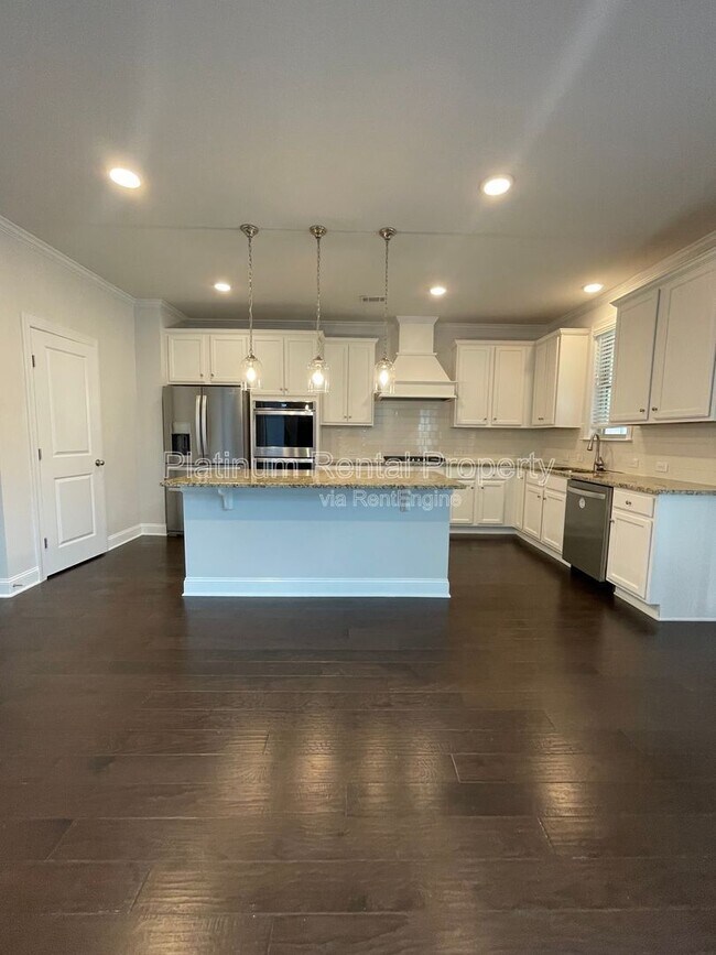 Building Photo - 1825 Dahlia Dr