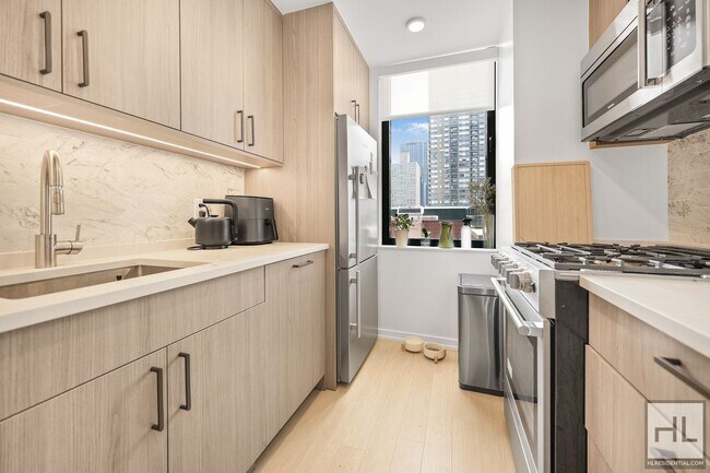 Building Photo - W 60th St