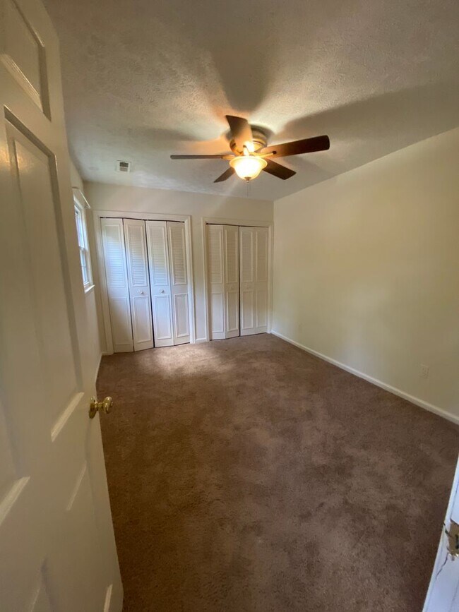 Building Photo - Spacious townhome by Peaks View Park
