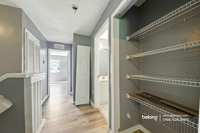 Building Photo - 2915 SE 15th Terrace