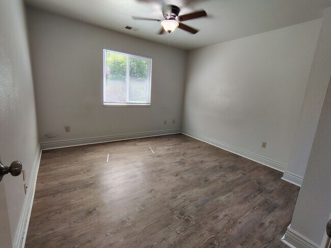 Building Photo - 939 Claremont Ct