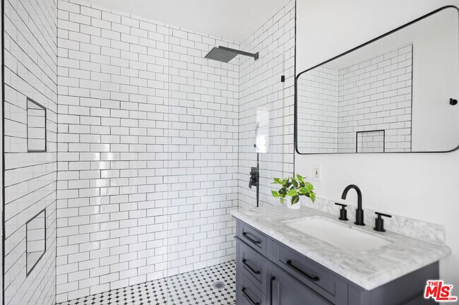 Building Photo - 2815 S Holt Ave