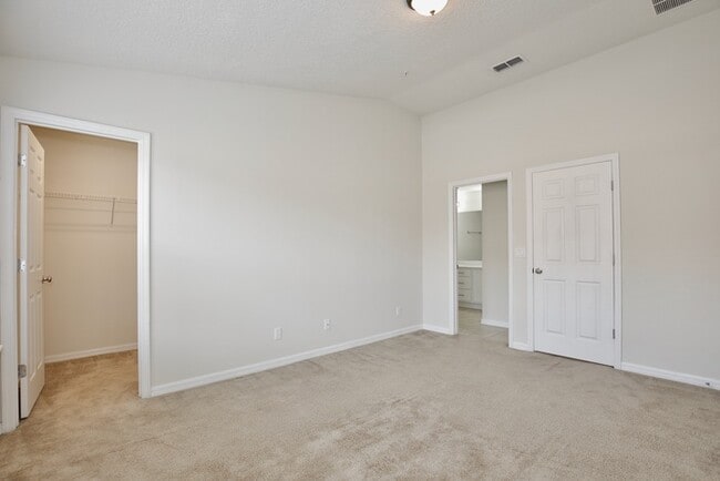 Building Photo - Beautiful 3/2.5 Spacious Townhome with 1 Car Garage in the Gated Community of Jackson Park - Orla...