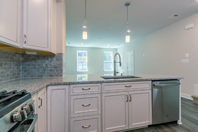 Building Photo - Elegant Townhome Living Near Herndon Conveniences
