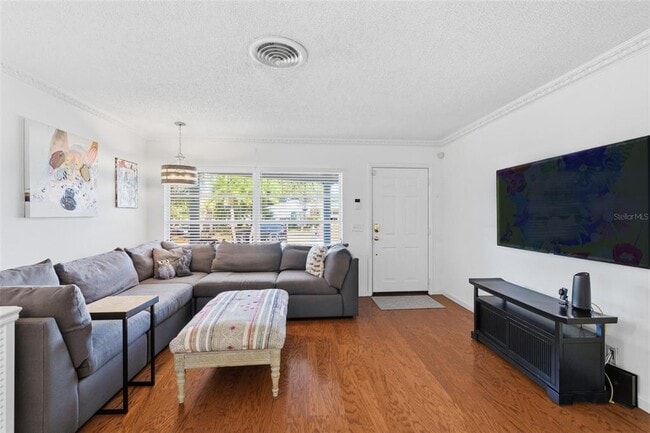 Building Photo - 2039 Pine Ridge Dr