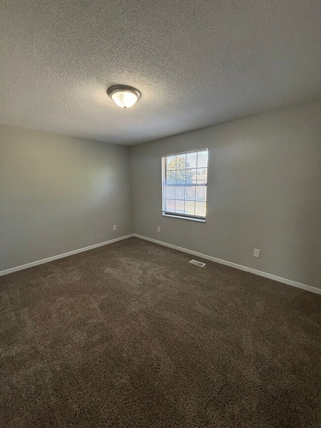 Building Photo - 2BD/1.5BTH Townhouse minutes from everything!