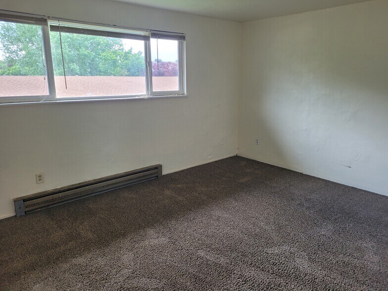unit d master bedroom large enough for a king sized bed - 1045 S Jasper St