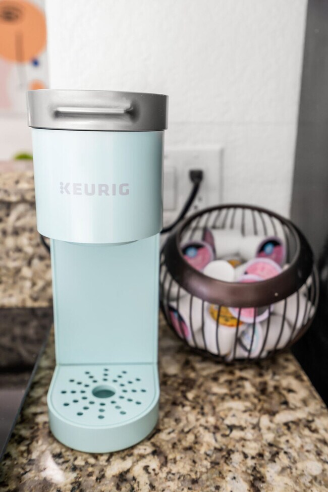 Building Photo - 714 NE 17th Ct