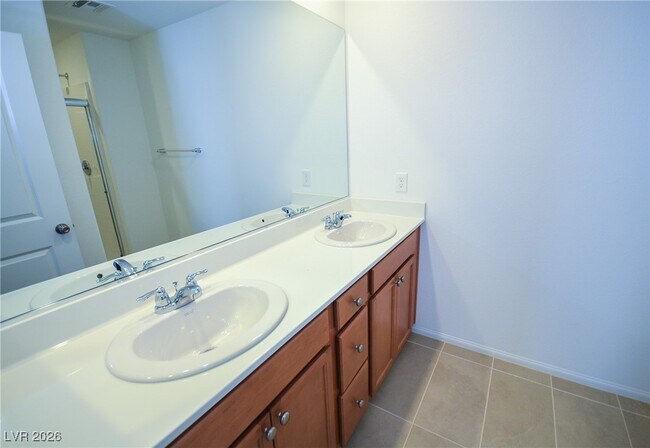 Building Photo - 5401 Lynn Crk Ave