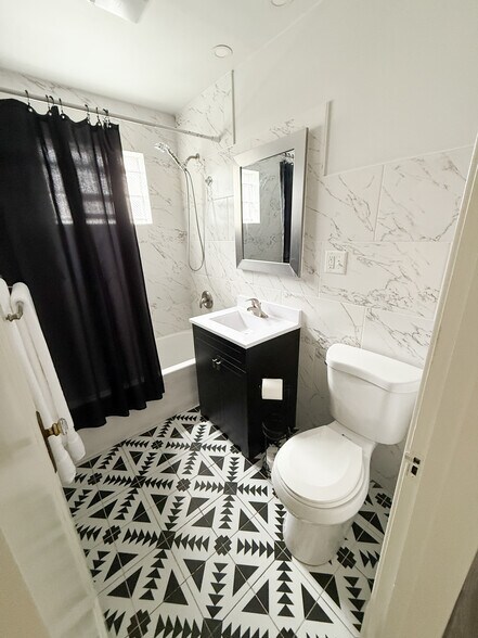 Bathroom - 5043 W Argyle St