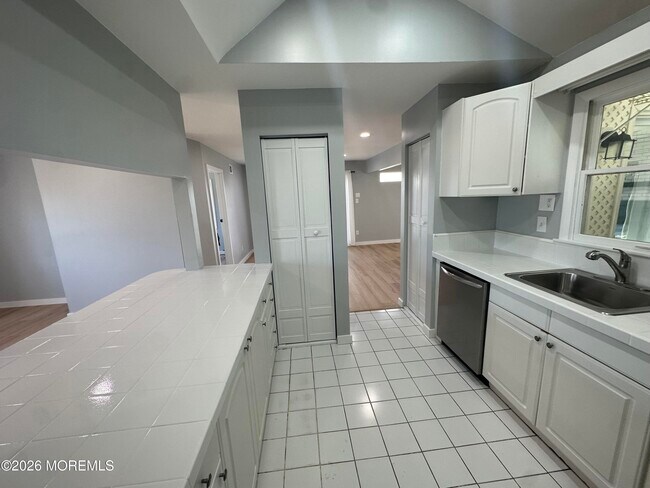 Building Photo - 10 James Hollow Dr