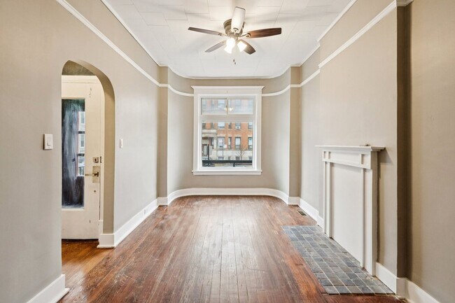 Building Photo - 903 W Addison St