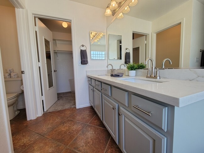 Building Photo - 1502 E Maldonado Dr