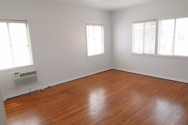 Building Photo - 9217 Alcott St