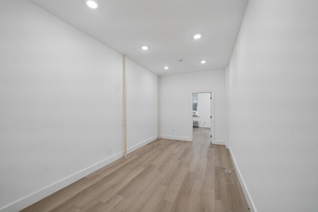 Building Photo - 529 Park Ave