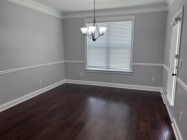Building Photo - 212 Tulip Dr