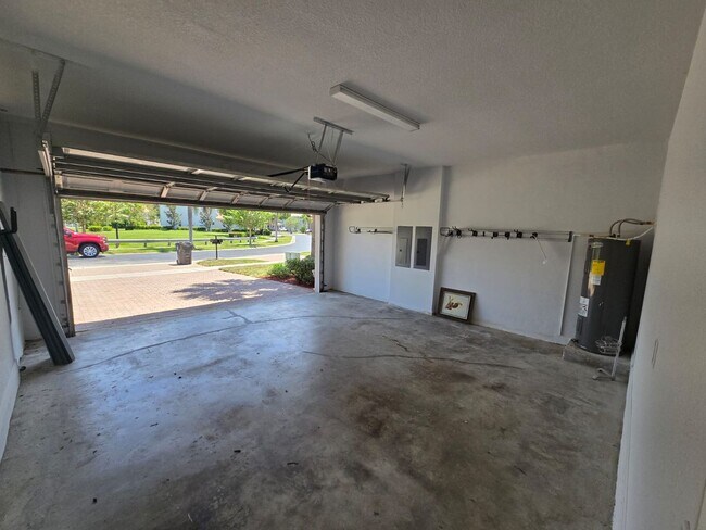 Building Photo - Bright + Spacious Home for Rent in West La...