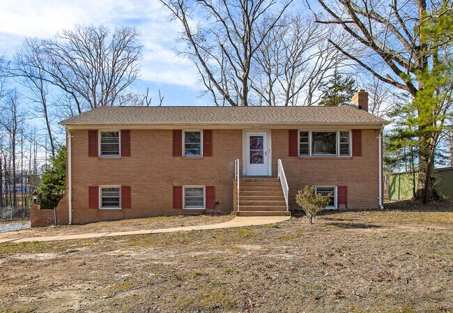 Building Photo - Spacious 3 Bed 2 Bath Rancher Available NOW