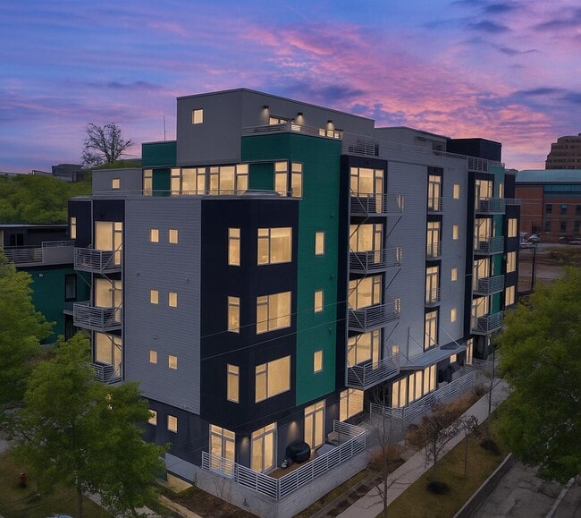 Building Photo - 121 W Kingsley St