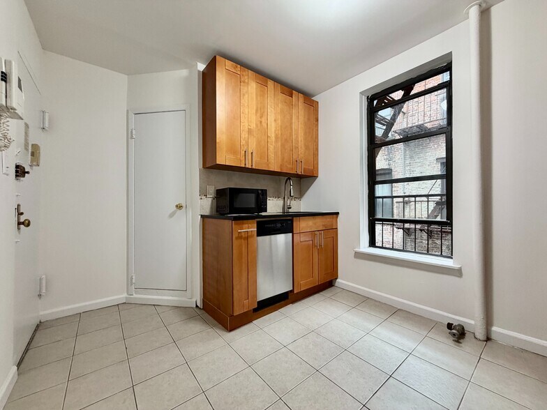 Building Photo - 401 E 68th St