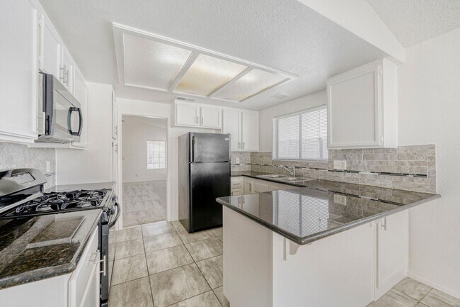 Building Photo - Newly painted and new carpet!