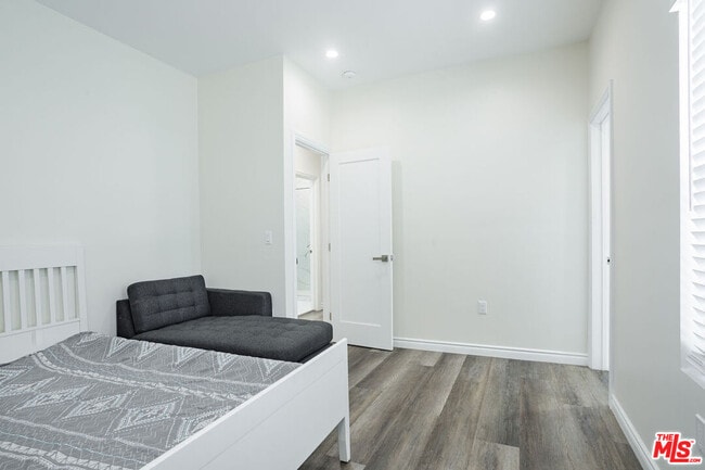 Building Photo - 1475 W 22nd St