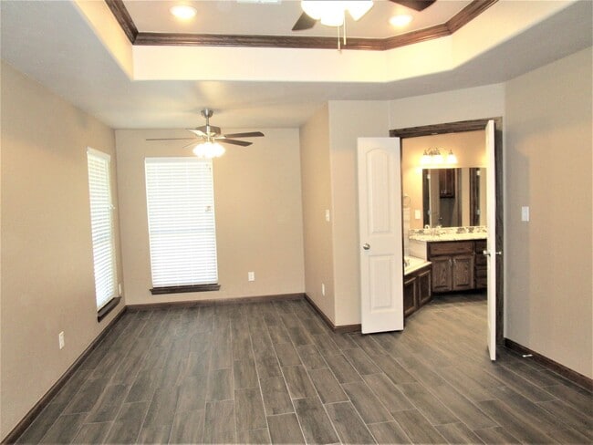 Building Photo - Like New!  3 bedroom 2 bath 2 car garage!