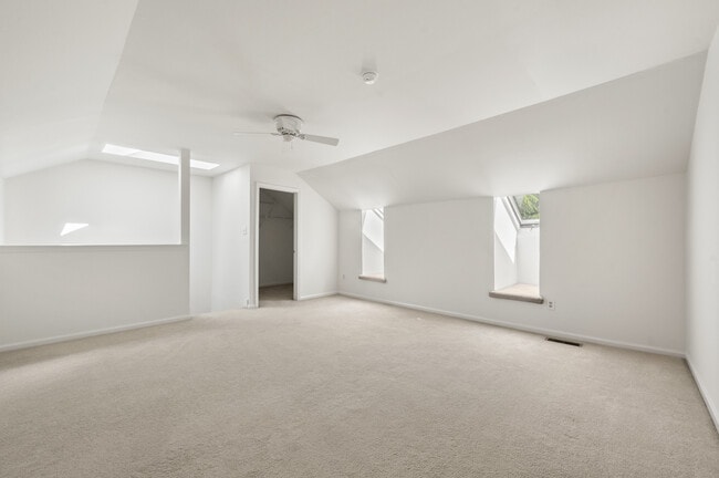 Building Photo - 13 Woodstream Dr