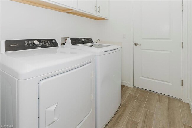 Building Photo - 5947 Sunningdale St