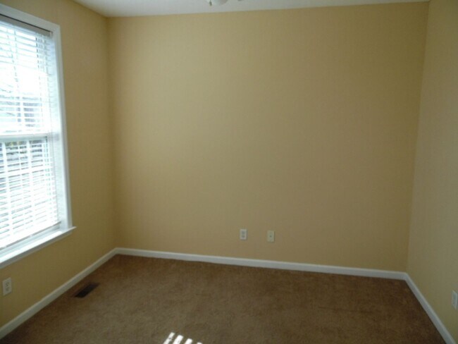 Building Photo - Stunning 4 bedroom with mother-in-law suite on main level