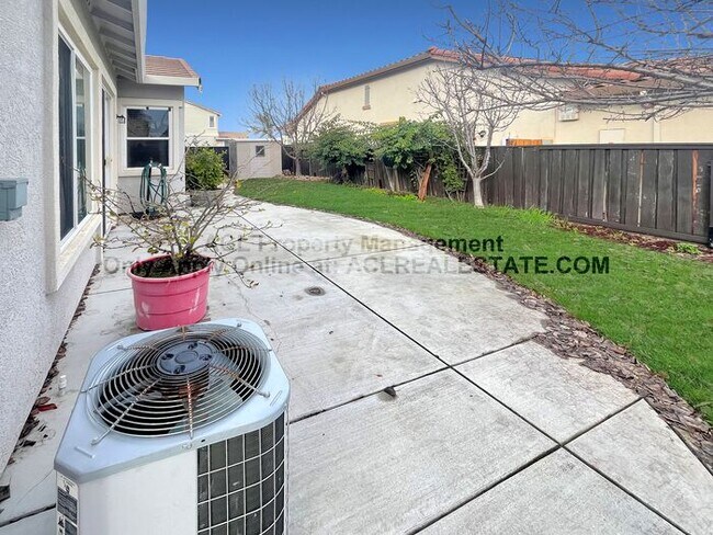 Building Photo - Stunning One Story Brentwood Home In Quite Culdesac