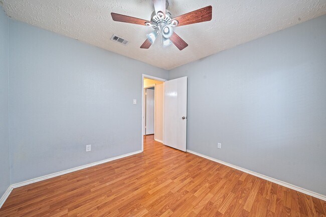 Building Photo - 18123 Lake Bend Dr